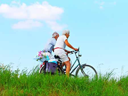 Senioren beim Radfahren wieder mobil werden